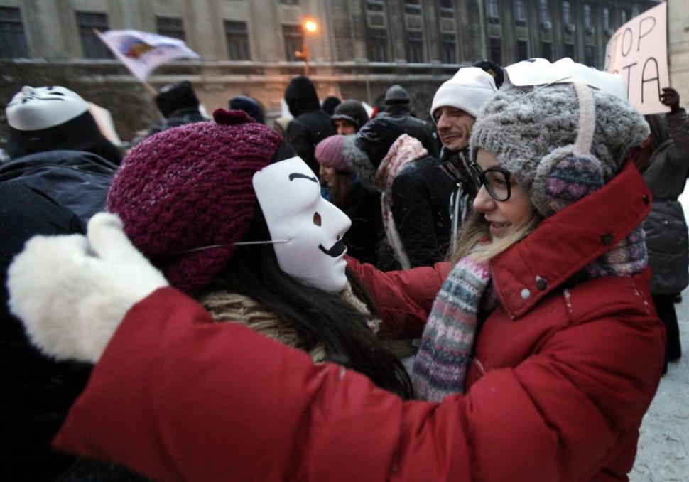 Mii de oameni au protestat în România împotriva ACTA 130755