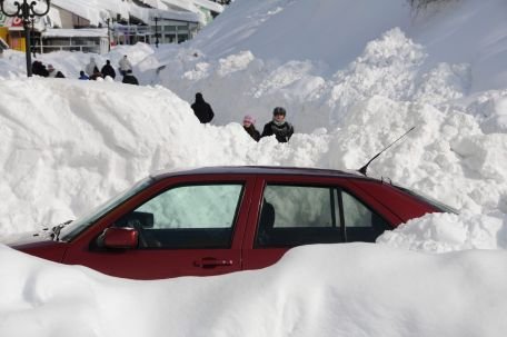 Premierul din Muntenegru a ieşit să dea zăpada din faţa Guvernului cu lopata 