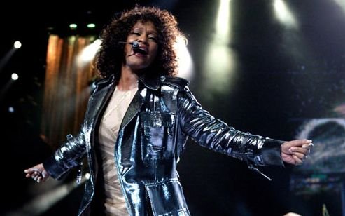 Prima posibilă cauză pentru moartea lui Whitney Houston: artista a fost găsită înecată în baie