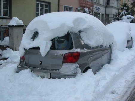 Primăria sectorului 2 scoate maşinile din zăpadă printr-o procedură specială