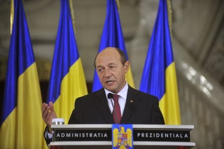 Traian Băsescu invită partidele politice la discuţii, luni, la Palatul Cotroceni