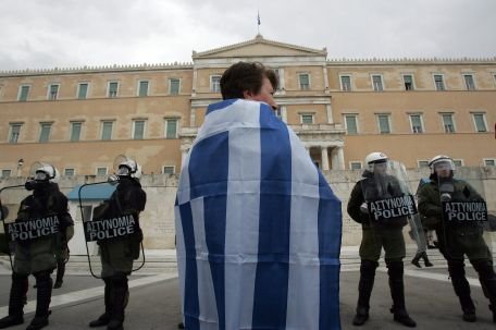 Zeci de mii de manifestanţi în centrul Atenei, înainte de votul pentru adoptarea măsurilor de austeritate