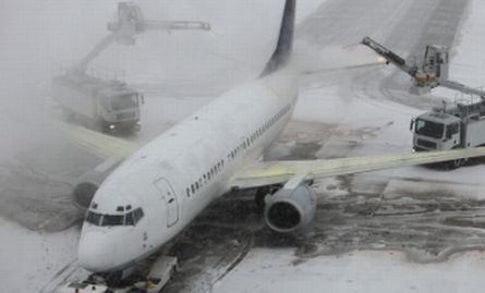 Avionul groazei de la Craiova. Pasagerii s-au panicat şi au sărit din aeronavă, susţine o pasageră