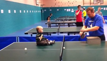 Campion în scutece! Cel mai tânăr jucător de ping-pong se bate cot la cot cu un adult