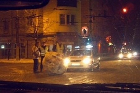 Intersecţie &quot;decorată&quot; cu un bulgăre de zăpadă imens într-un oraş din centrul Bulgariei