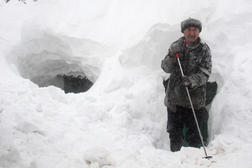 Jumătate din țară, sub ninsori: 46 de drumuri naționale, închise din cauza viscolului. VEZI LIVE cum se circulă în Capitală!  130794