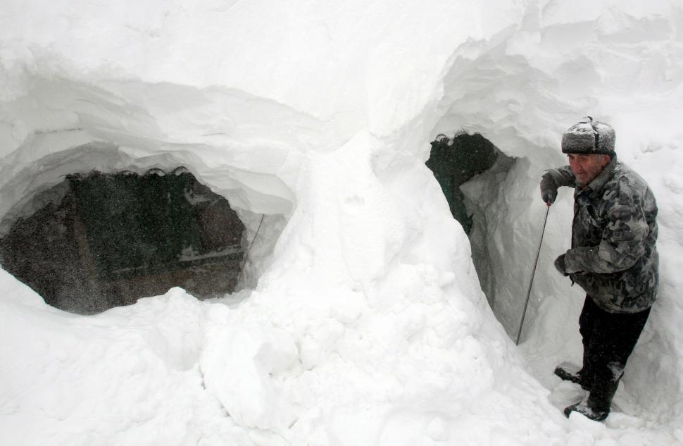 Jumătate din țară, sub ninsori: 46 de drumuri naționale, închise din cauza viscolului. VEZI LIVE cum se circulă în Capitală!  130795