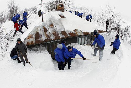 Jumătate din țară, sub ninsori: 46 de drumuri naționale, închise din cauza viscolului. VEZI LIVE cum se circulă în Capitală!  130892