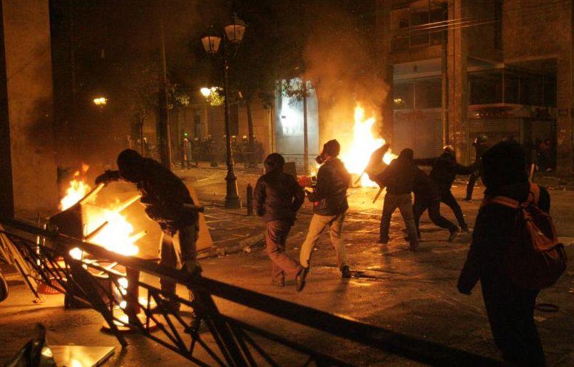 Măsura care a scăpat Grecia de ieşirea din UE i-a nemulţumit pe eleni. Atena, devastată de protestatari 130826