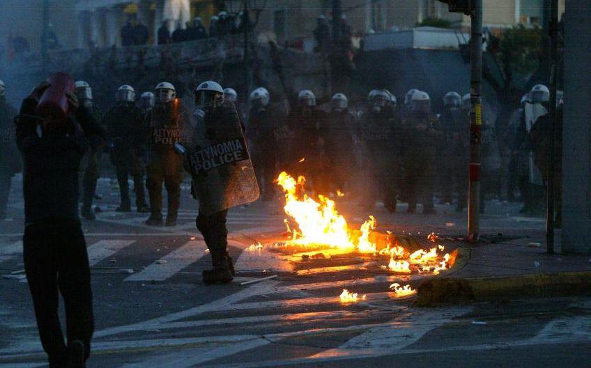 Măsura care a scăpat Grecia de ieşirea din UE i-a nemulţumit pe eleni. Atena, devastată de protestatari 130827