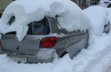 O avalanşă a blocat DN6. 15 maşini, &quot;captive&quot; în zăpadă