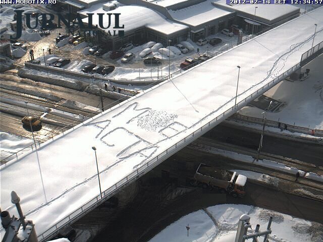 Mesajul pe care protestatarii anti-ACTA l-au scris pe podul Pipera, închis din cauza zăpezilor