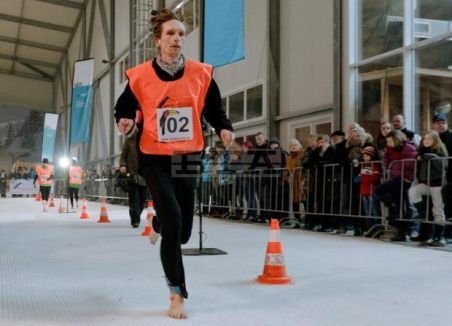 Nou record mondial la alergarea desculţ pe zăpadă: Un german a făcut 5.000 m în sub 24 de minute