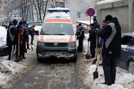 Scandalos: O ambulanţă a parcurs 5 km prin zăpadă pentru a răspunde unei solicitări false, în Vaslui