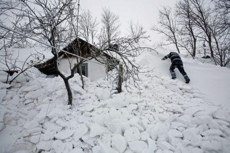 Stare de alertă pentru o a patra localitate din Buzău: Aproape 1.000 de oameni, izolaţi de nămeţi până în cinci metri înălţime