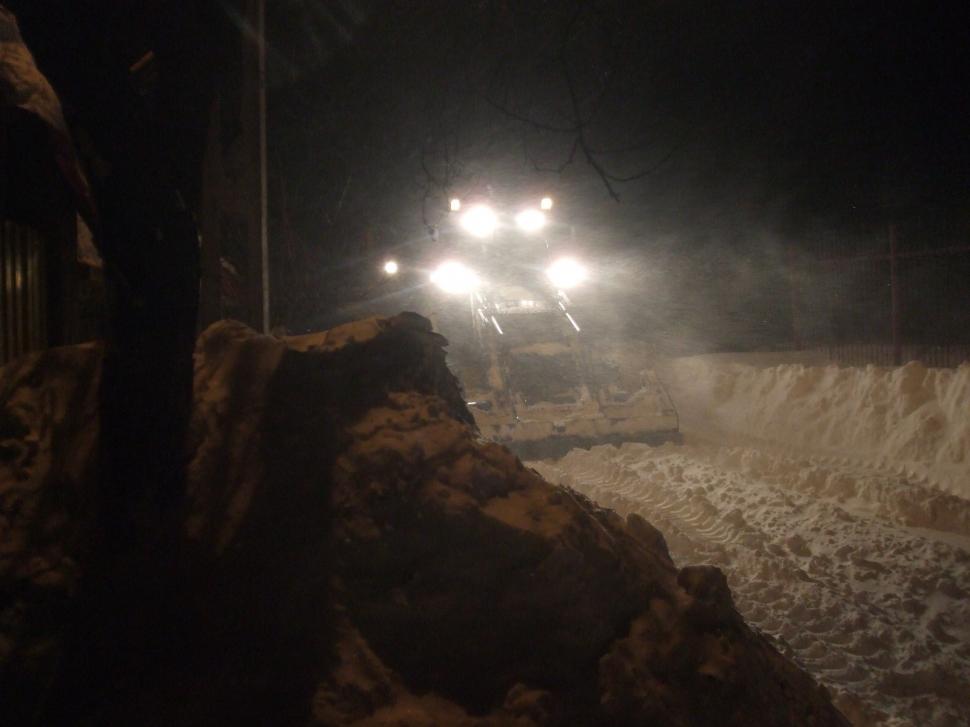 Vezi cum arată un drum ÎNAINTE şi DUPĂ ce a trecut un utilaj de la deszăpezire. Nu-ţi va veni să crezi 131061