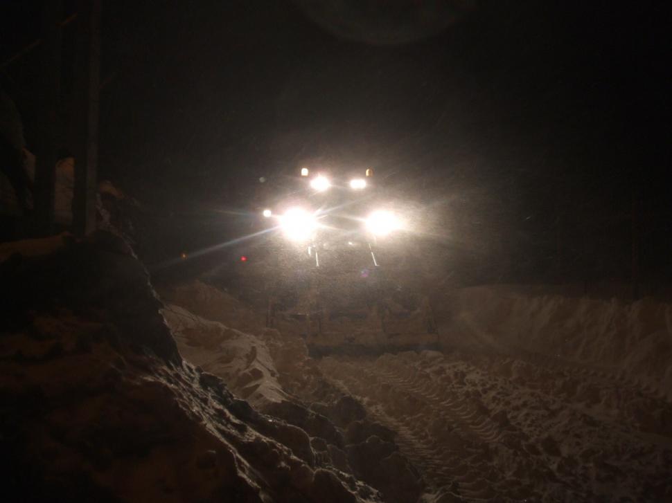 Vezi cum arată un drum ÎNAINTE şi DUPĂ ce a trecut un utilaj de la deszăpezire. Nu-ţi va veni să crezi 131063