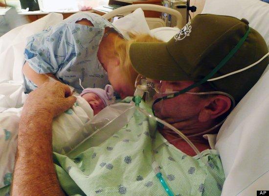 Imaginea care îţi va rupe sufletul în două. Dragostea şi miracolul vieţii, faţă în faţă cu moartea 131269