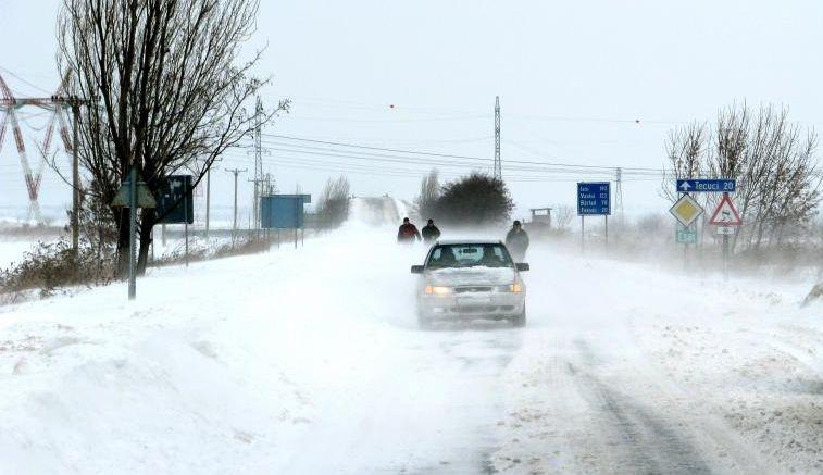 Ninsoarea s-a oprit, dar drumurile rămân ÎNCHISE. Vezi lista completă a drumurilor cu probleme şi recomandările poliţiştilor 131316
