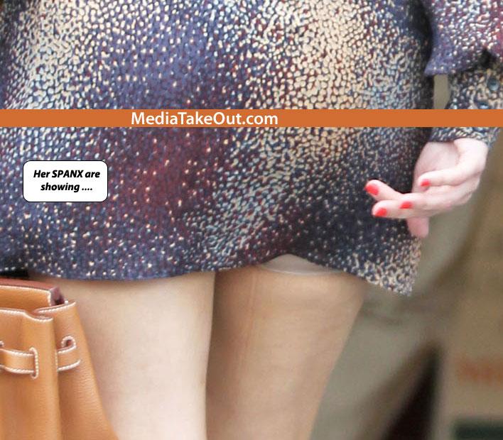 Numai la slujbă nu i-a stat gândul preotului! Vezi cum s-a îmbrăcat vedeta cu cel mai comentat posterior 131337