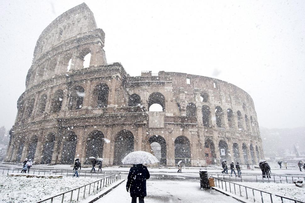 Zăpada distruge istoria. Bucăţi din Colosseum au căzut după topirea zăpezii 131368