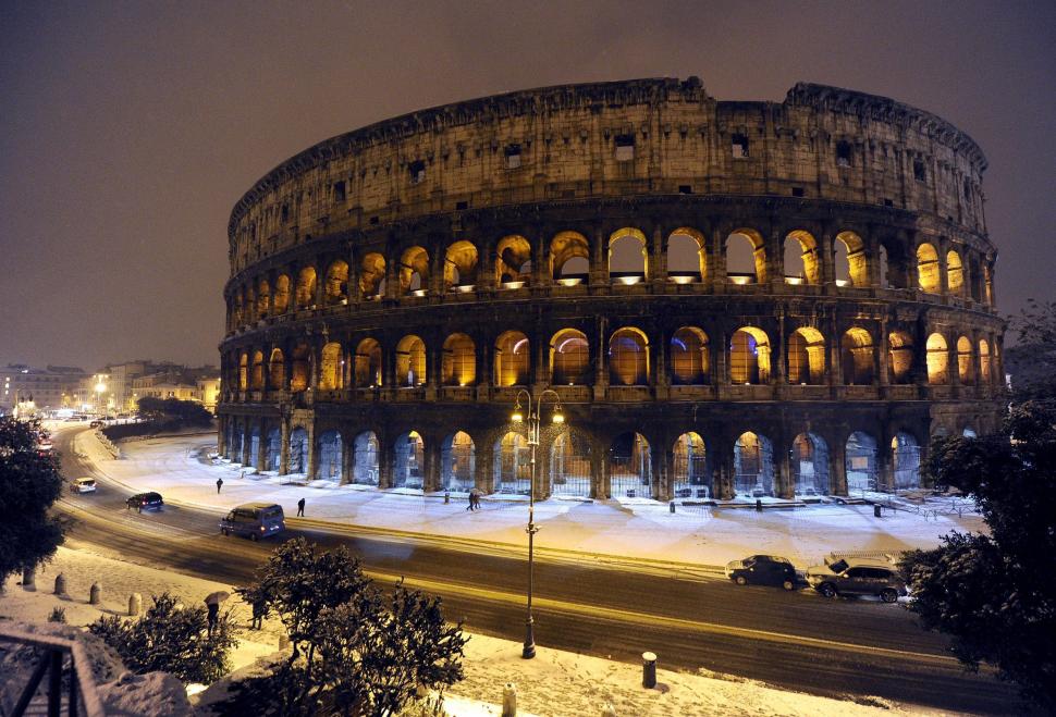 Zăpada distruge istoria. Bucăţi din Colosseum au căzut după topirea zăpezii 131370