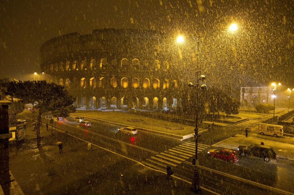 Zăpada distruge istoria. Bucăţi din Colosseum au căzut după topirea zăpezii 131371