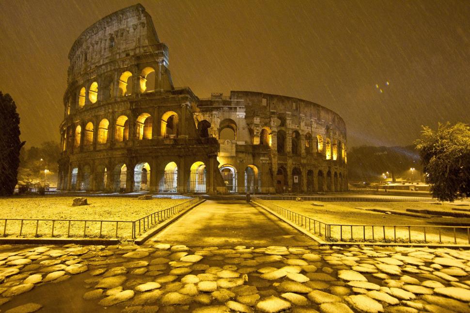 Zăpada distruge istoria. Bucăţi din Colosseum au căzut după topirea zăpezii 131372