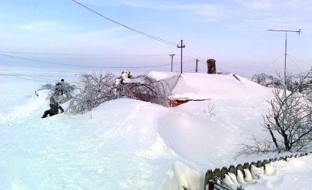 Ministerul de Interne: Aproape o sută de localităţi sunt izolate din cauza zăpezilor