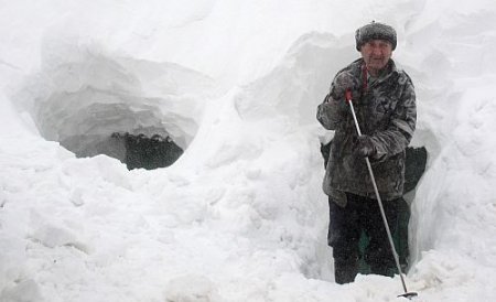 România, sub nămeţi: Peste 140 de localităţi sunt încă izolate din cauza munţilor de zăpadă