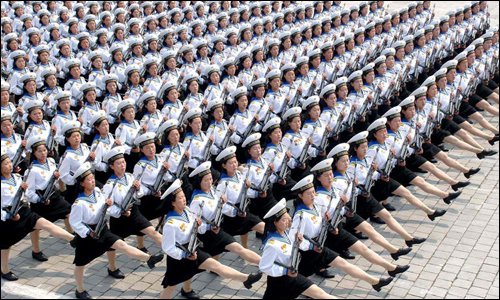 Serbările de 23 August de la noi erau o glumă, pe lângă paradele de la Phenian. Defunctul Kim Jong-il, sărbătorit de întreaga naţiune