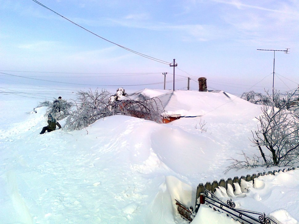 Singuri cu Dumnezeu. Oamenii strigă de sub tonele de zăpadă. 11 localităţi, în beznă totală, 4 DN sunt închise