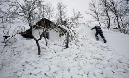 Toate şcolile din Vrancea rămân închise şi vineri. 859 de unităţi din ţară, închise de zăpadă