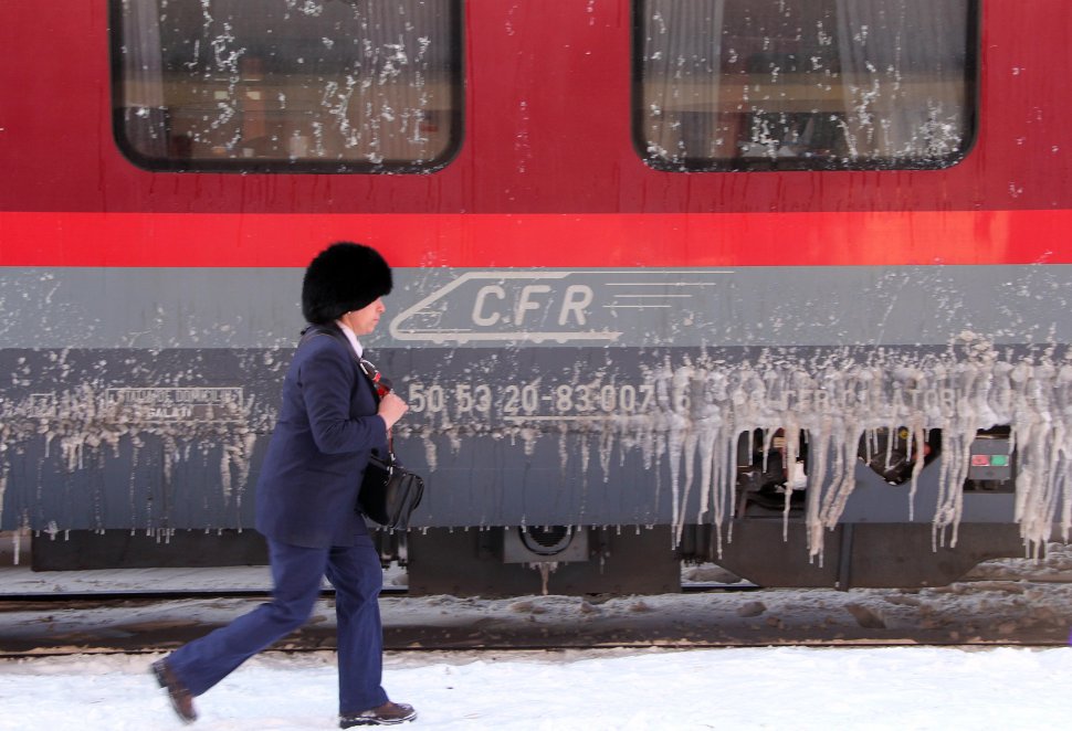 Trei trenuri de călători sunt blocate în judeţul Dolj din cauza zăpezii