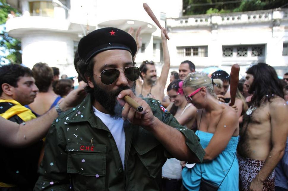 A început carnavalul de la Rio. Străzile metropolei braziliene sunt invadate de lumină şi culoare 132002