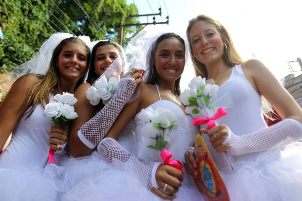 A început carnavalul de la Rio. Străzile metropolei braziliene sunt invadate de lumină şi culoare 132003