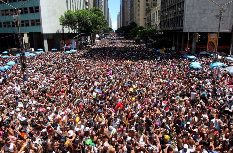 A început carnavalul de la Rio. Străzile metropolei braziliene sunt invadate de lumină şi culoare 132004