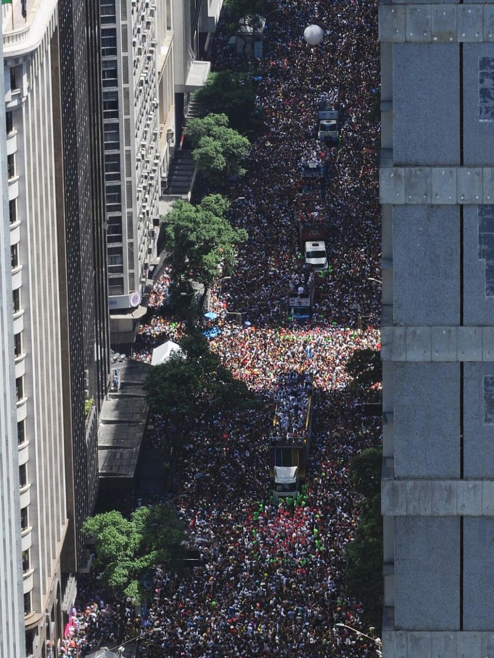 A început carnavalul de la Rio. Străzile metropolei braziliene sunt invadate de lumină şi culoare 132006