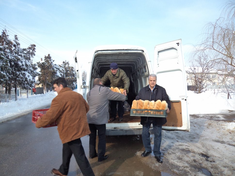 Adrian Năstase a împărţit pâine cetăţenilor din colegiul Mizil - Prahova