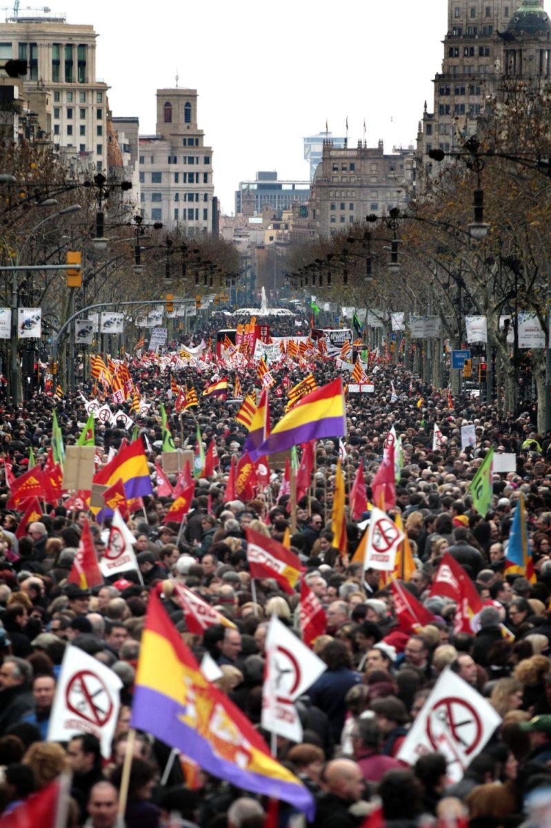 Cel puţin 100.000 de oameni protestează în Spania faţă de măsurile de reformă din domeniul muncii 131987