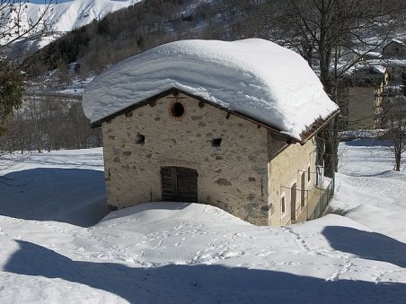 Zăpada continuă să provoace stricăciuni. O terasă din Botoşani, dar şi acoperişul unei şcoli din Neamţ s-au prăbuşit 