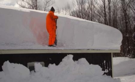 Acoperişul unei şcoli din Neamţ s-a PRĂBUŞIT din cauza tonelor de zăpadă. Niciun copil nu se afla în şcoală 