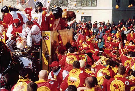 Bătaie cu muniţie zemoasă: Mii de italieni s-au scăldat în sucul a peste 500 de tone de portocale, în cadrul unui festival medieval