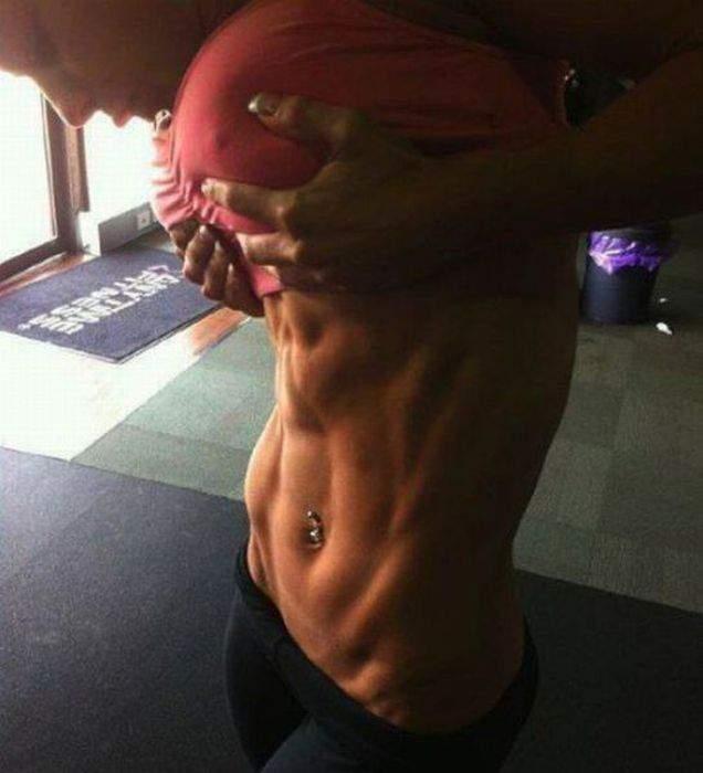 Nu-ţi va veni să crezi cum arată de la BUST în jos. Imaginea care îţi va schimba părerea despre femei 132118