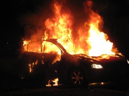 O maşină a ars ca o torţă în Craiova 
