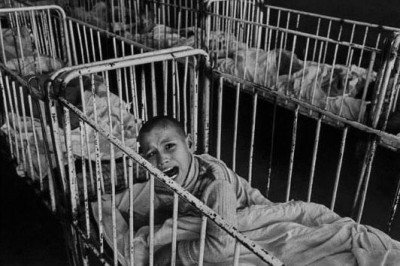 Orfelinatele din România, lagăre de concentrare pentru copii. Rezultatele unui experiment şocant făcut de străini