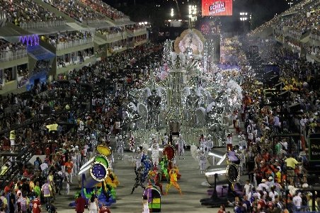 Seară magică a carnavalului de la Rio: 4.000 de dansatori exotici au invadat Sambadrom
