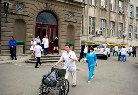 Spitalul din Piatra Neamţ, evacuat din cauza unui miros puternic de gaze