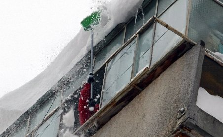 Zăpada de pe acoperişuri a mai băgat un om în spital: O femeie, rănită la cap şi coloană