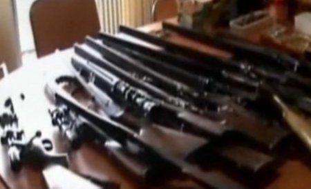Zeci de arme, găsite în urma unor percheziţii domiciliare în Prahova. O persoană a fost reţinută